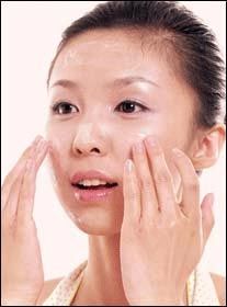 如何护理干燥脱皮的脸部肌肤